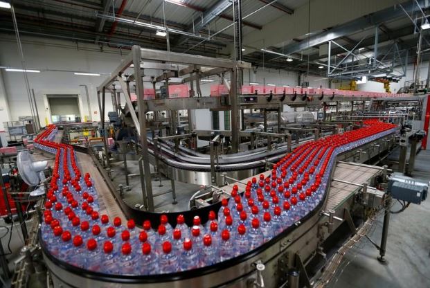 زجاجات مياه بلاستيكية تابعة لشركة دانون في مصنع تعبئة جديد في باريس في صورة من أرشيف رويترز.